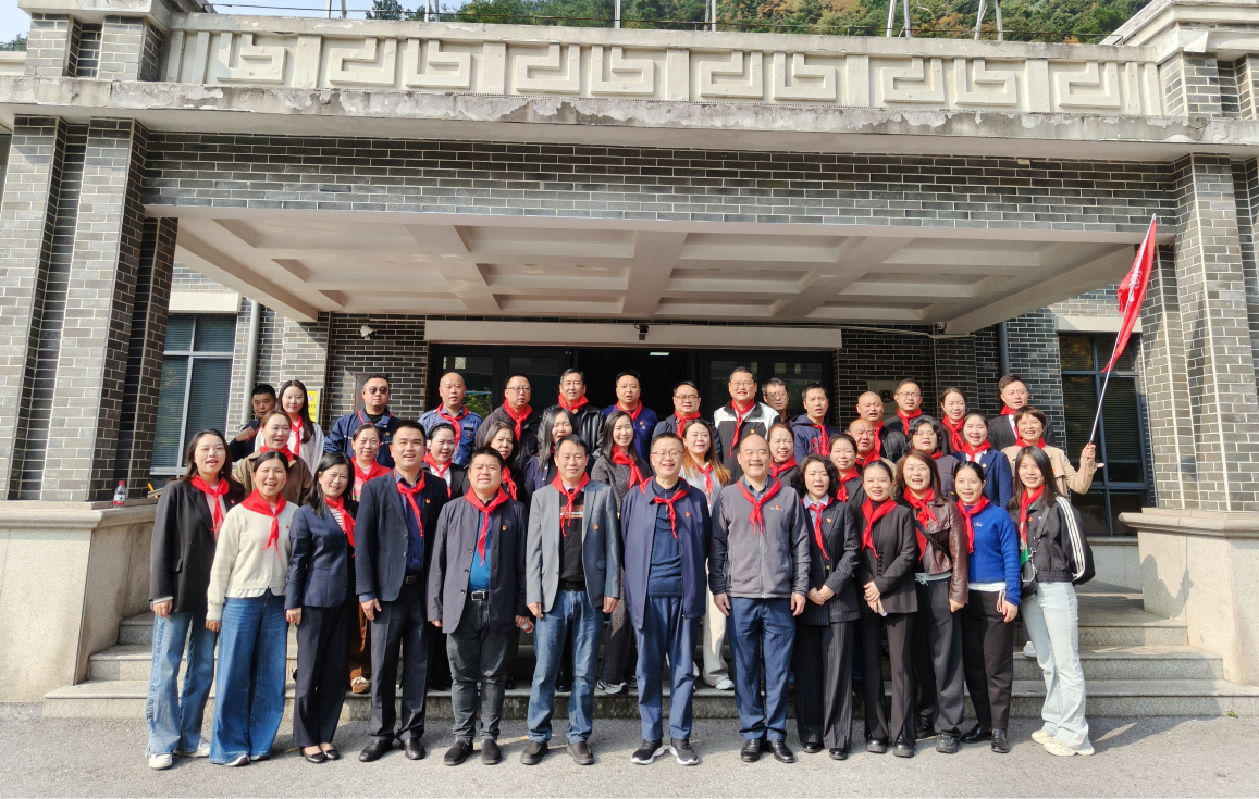 已调整 全体合影_.png